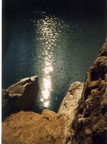 Skála nad jezerem - klikněte pro zobrazení detailu