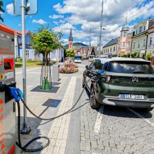 Revoluční nabíjení elektromobilů ve městech a na sídlištích, skryté ve světle pouličních lamp Revoluční nabíjení elektromobilů ve městech a na sídlištích, skryté ve světle pouličních lamp