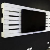 Držák pro montáž televize na stěnu vyrobený ze starých palet  - klikněte pro zobrazení detailu