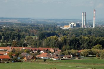 Pohled na satelit ve Vysoké nad Labem v pozadí s Elektrárnou Opatovice - klikněte pro zobrazení detailu