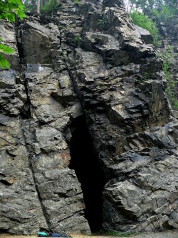 Hlavní masiv s jeskyní - klikněte pro zobrazení detailu