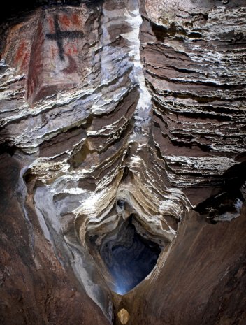 Jeskyně Výpustek, chodba zachovalá v původním přírodním stavu s podzemní expozicí - klikněte pro zobrazení detailu