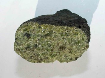 Olivínová pecka -  shluk krystalů olivínu v čediči - klikněte pro zobrazení detailu