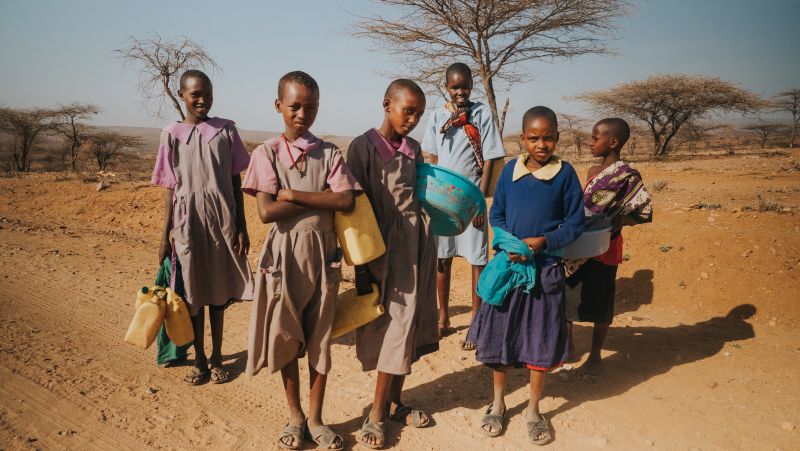 Africké děti jdoucí do školy - klikněte pro zobrazení detailu