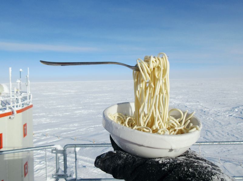 Zmrzlé špagety na vidličce. - klikněte pro zobrazení detailu
