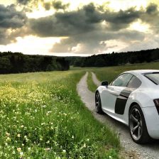Automobil.