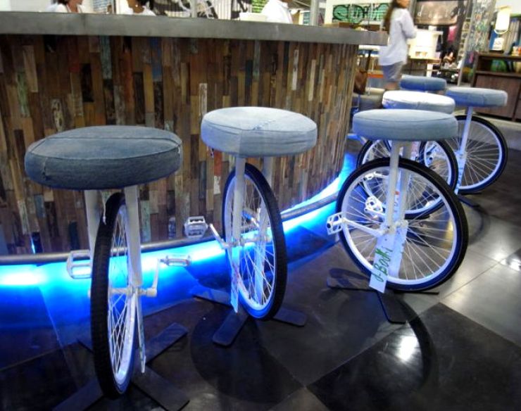 zobrazit detail snímku: Barové židle z kol