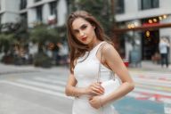 Bílá kabelka – lehkost a svěžest v doplňcích pro letní dny: Když se rtuť teploměru šplhá vzhůru a sluneční…