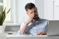 Suché oči nebo dokonce pálení? Zjistěte, co to způsobuje a jak si ulevit: Možná to znáte. Sedíte u počítače, venku…