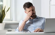 Suché oči nebo dokonce pálení? Zjistěte, co to způsobuje a jak si ulevit