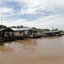 Rybářské lodě na jezeře Tonle Sap