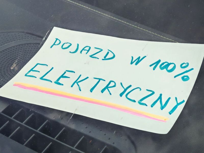 Cedulka, označující elektromobil. - klikněte pro zobrazení detailu Cedulka, označující elektromobil. - klikněte pro zobrazení detailu