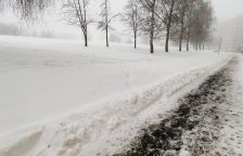 Proč je lepší před hlášenou ledovkou neuklízet sníh z cest?