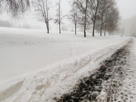 Proč je lepší před hlášenou ledovkou neuklízet sníh z cest?