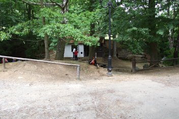 Vchod do Chýnovské jeskyně - klikněte pro zobrazení detailu