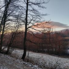 Přírodní městský park ve Vrchlabí se Žalým v pozadí na Vánoce 2025