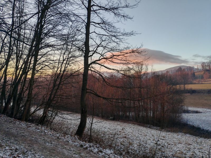 Přírodní městský park ve Vrchlabí se Žalým v pozadí na Vánoce 2025 - klikněte pro zobrazení detailu