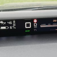 Hlavní LCD panel je sice úzký, ale vlastně je tam vše potřebné. - klikněte pro zobrazení detailu