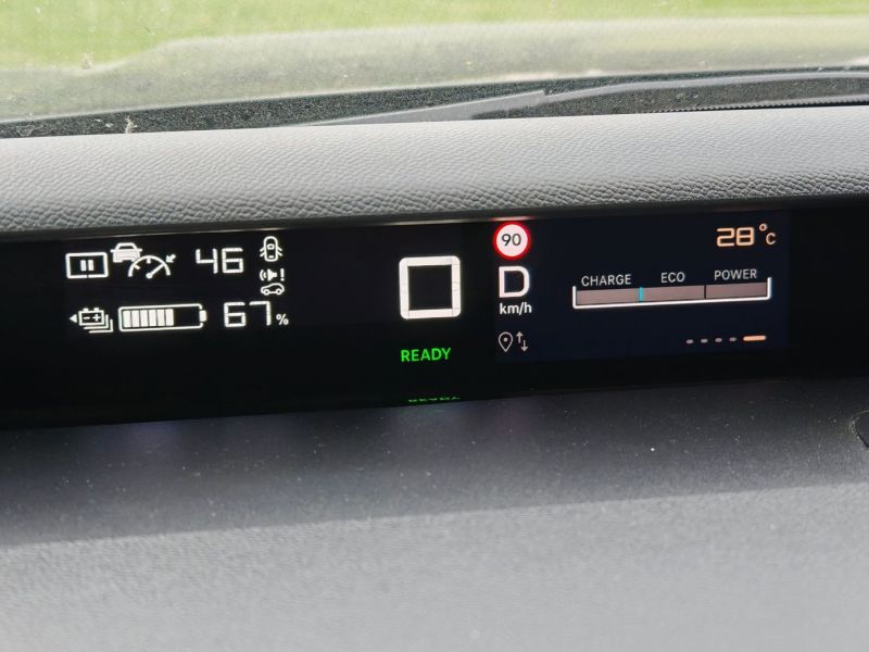 Hlavní LCD panel je sice úzký, ale vlastně je tam vše potřebné. - klikněte pro zobrazení detailu