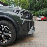 Moderní Citroen ë-C3 Aircross a jeho prababička 'kachna' Citroën 2CV. - klikněte pro zobrazení detailu