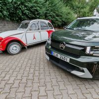 Moderní Citroen ë-C3 Aircross a jeho prababička 'kachna' Citroën 2CV. - klikněte pro zobrazení detailu