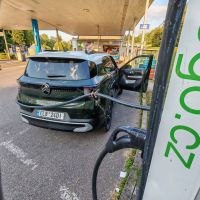 I s elektromobilem můžete zajet na pumpu a doplnit 'palivo'. Kouzlo je v tom, že máte na výběr a můžete dobíjet i příjemněji. - klikněte pro zobrazení detailu