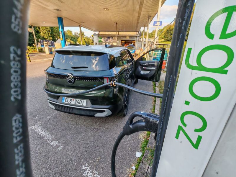 I s elektromobilem můžete zajet na pumpu a doplnit 'palivo'. Kouzlo je v tom, že máte na výběr a můžete dobíjet i příjemněji. - klikněte pro zobrazení detailu