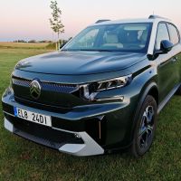 Zelené auto na zelené louce? Proč ne. - klikněte pro zobrazení detailu