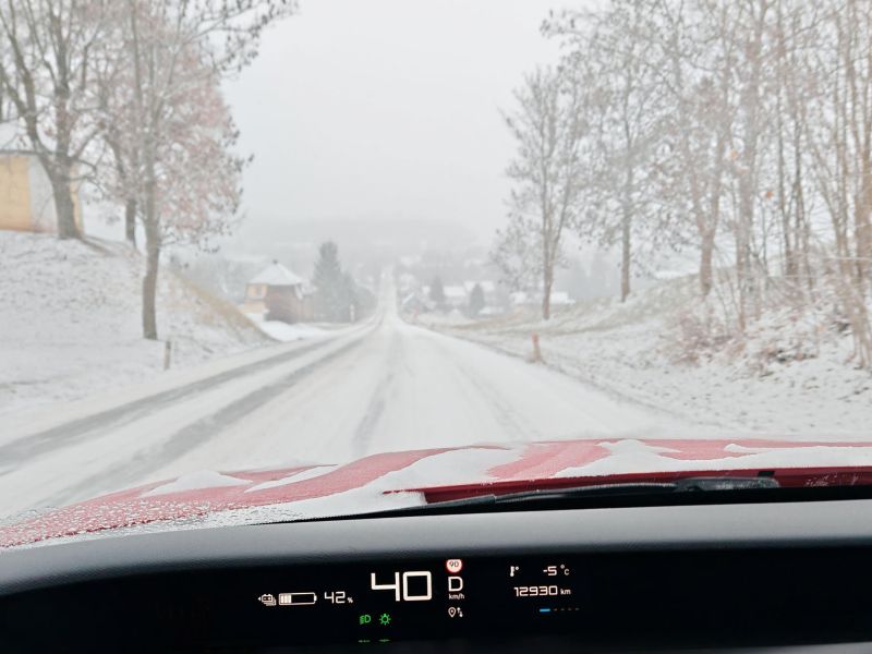 Citroen ë-C3 na zimní silnici. - klikněte pro zobrazení detailu