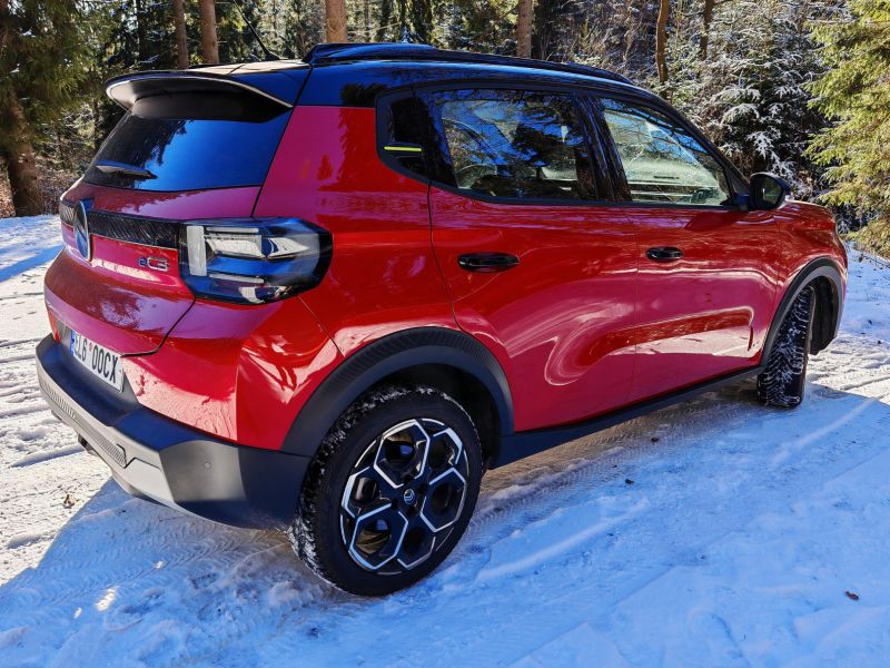 Citroenu ë-C3 to na sněhu sluší. - klikněte pro zobrazení detailu