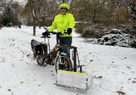 Jezdíte na kole nebo koloběžce i v zimě? Cyklopluh vám může usnadnit život: I v zimě se dá jezdit na kole nebo koloběžce....