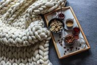 Jak přežít zimu a milovat ji: Umění útulnosti podle severského „Hygge“: S příchodem listopadu a prosince se dny neúprosně…