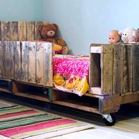 Dětská postel z dřevěných palet - klikněte pro zobrazení detailu