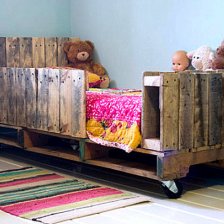 Dětská postel z dřevěných palet