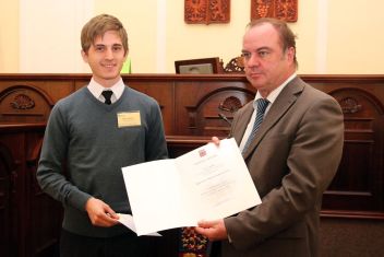 Radní Parolek s vítězem magisterské kategorie z roku 2014 Adamem Lukačovičem.  - klikněte pro zobrazení detailu