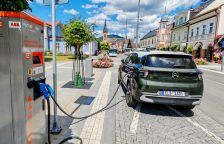 Revoluční nabíjení elektromobilů ve městech a na sídlištích, skryté ve světle pouličních lamp