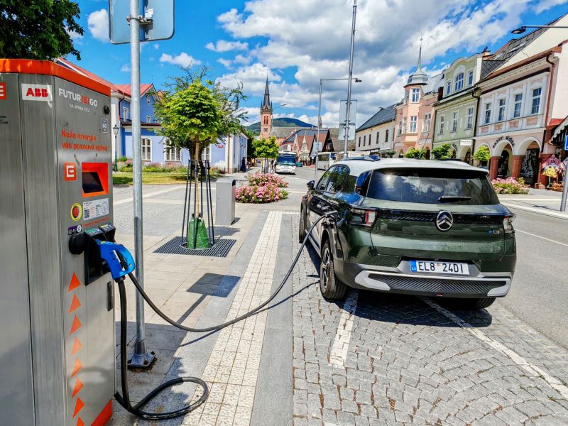 Dobíjení elektromobilu z klasické nabíječky ve městě. - klikněte pro zobrazení detailu Dobíjení elektromobilu z klasické nabíječky ve městě. - klikněte pro zobrazení detailu