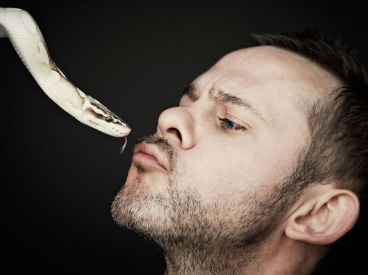 zobrazit detail snímku: Dominic Monaghan a had