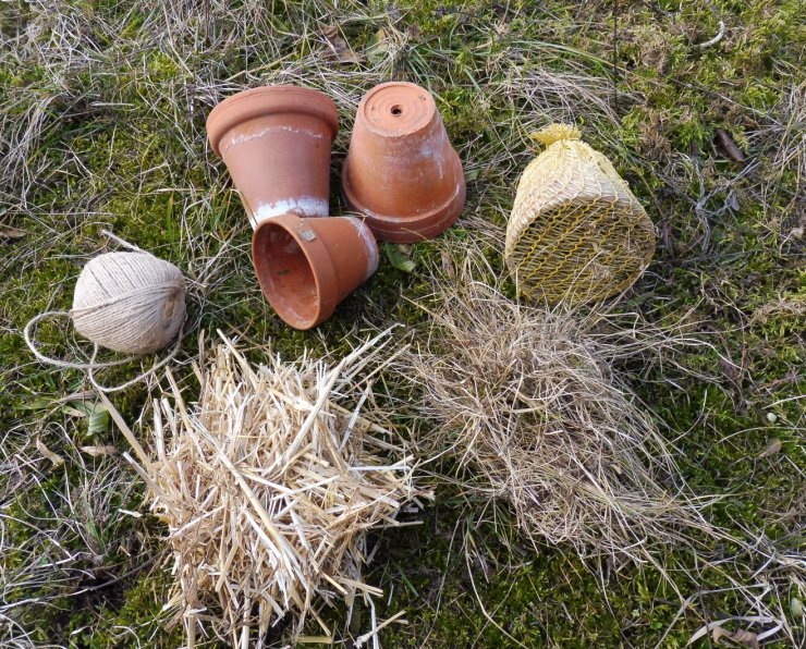 zobrazit detail snímku: Materiál na výrobu domečku pro škvory