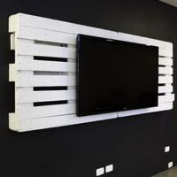 Držák pro montáž televize na stěnu vyrobený ze starých palet  - klikněte pro zobrazení detailu