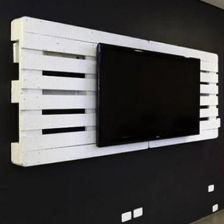 Držák pro montáž televize na stěnu vyrobený ze starých palet 
