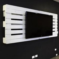 Držák pro montáž televize na stěnu vyrobený ze starých palet 