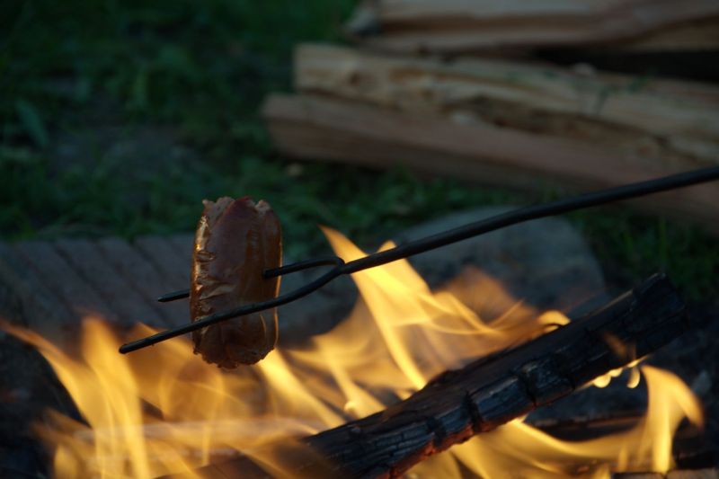 Špekáček na ohni - klikněte pro zobrazení detailu