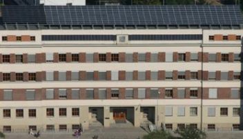 Budova univerzity s kolektory na střeše - klikněte pro zobrazení detailu