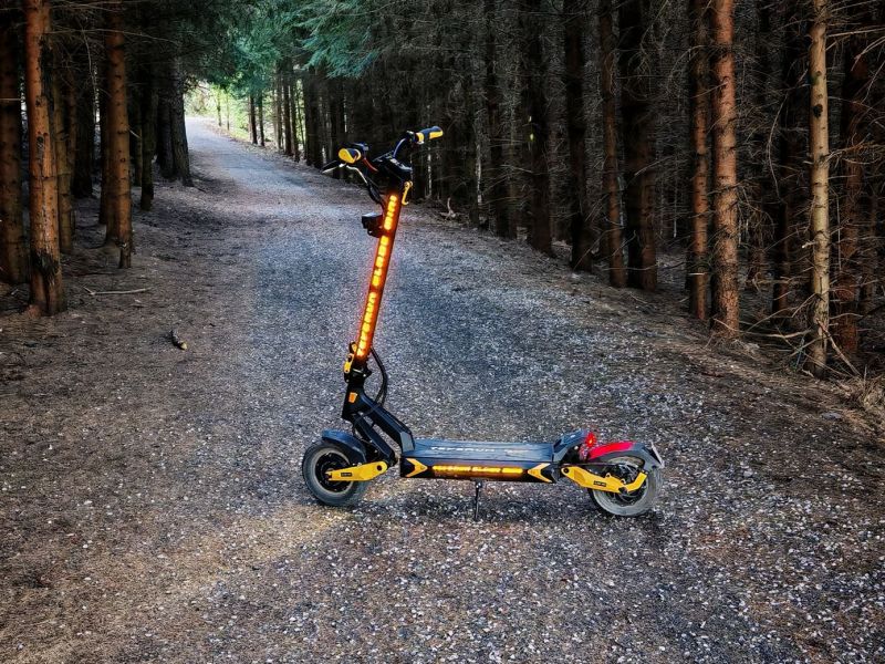 Díky efektnímu osvětlení celého stroje jste dobře vidět i za šera. - klikněte pro zobrazení detailu Díky efektnímu osvětlení celého stroje jste dobře vidět i za šera. - klikněte pro zobrazení detailu