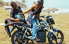 Jak elektrické motocykly z Afriky vyřešily největší problém elektromobilů?