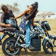 Jak elektrické motocykly z Afriky vyřešily největší problém elektromobilů?
