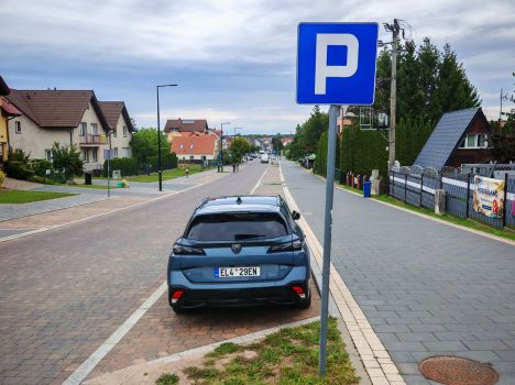 Elektromobilem na cestách: Jak v Polsku parkovat zadarmo a jak se bránit neoprávněné pokutě?