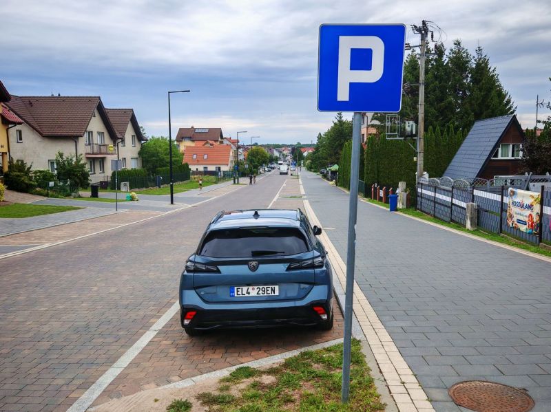 Typické polské parkování u silnice. Pro elektromobily zdarma. - klikněte pro zobrazení detailu Typické polské parkování u silnice. Pro elektromobily zdarma. - klikněte pro zobrazení detailu
