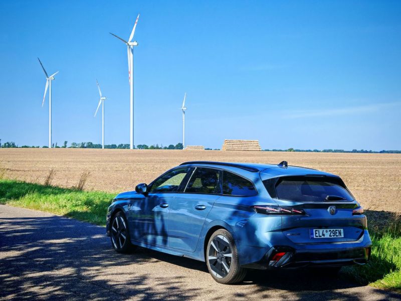 Elektromobil a větrné elektrárny. Vypadá to hezky, co? - klikněte pro zobrazení detailu Elektromobil a větrné elektrárny. Vypadá to hezky, co? - klikněte pro zobrazení detailu